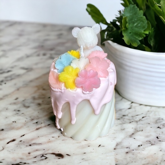 ⚠️SALE Candle // Handmade Flowers And Teddy Bear Shaped Candle SEND OFFERS - Picture 5 of 5